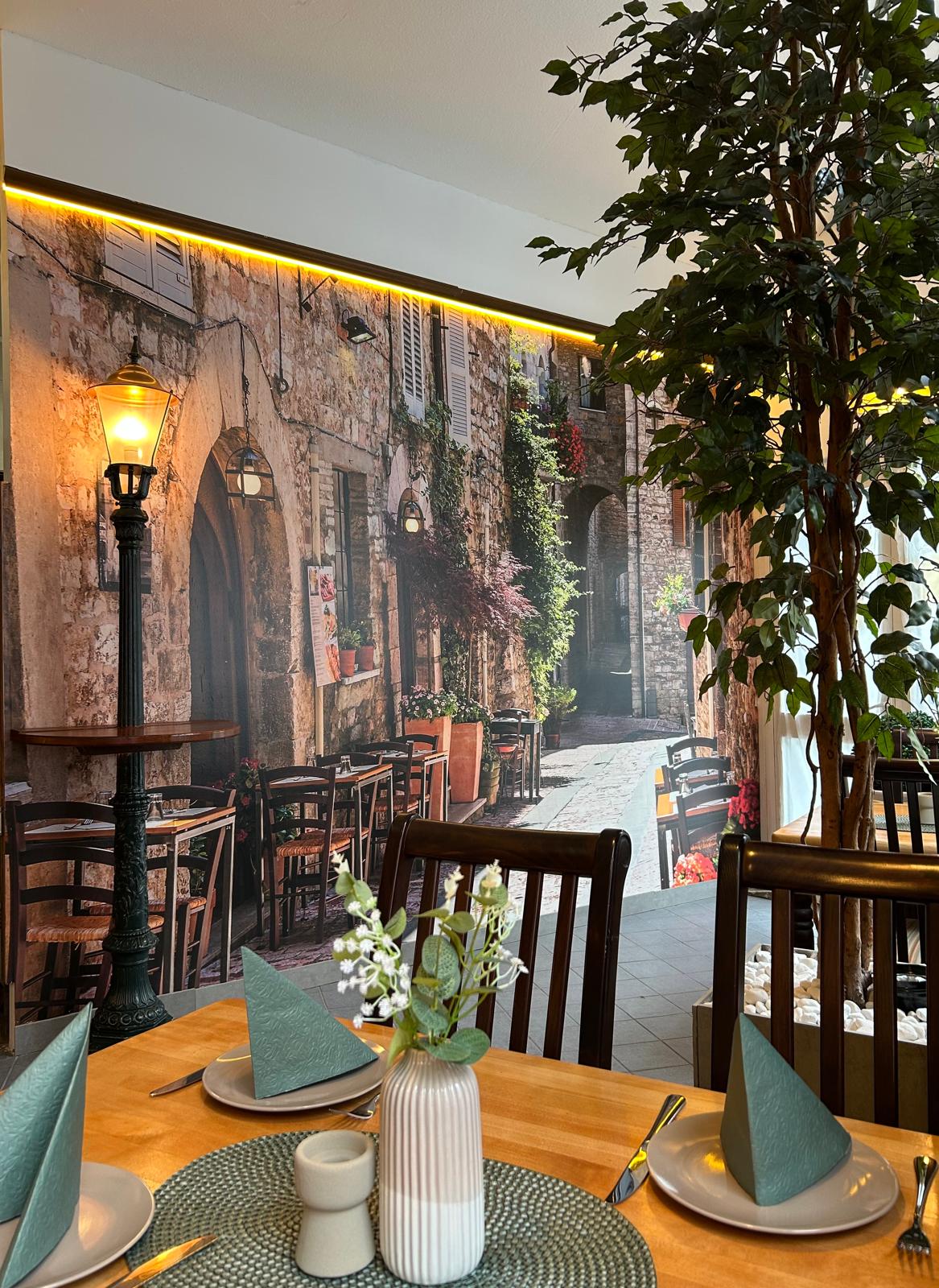 Gedeckter Tisch im Restaurant Basilico