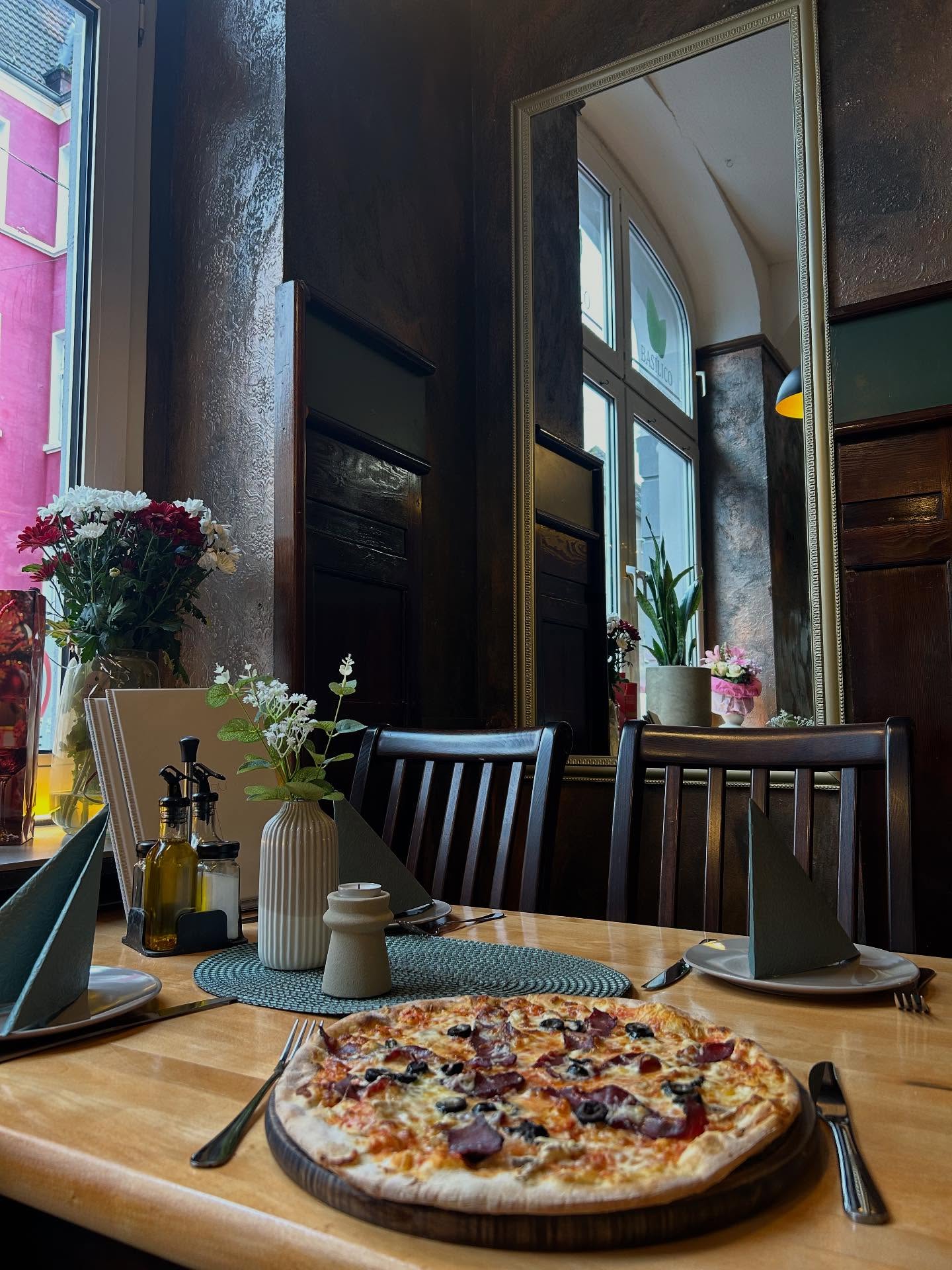 Pizza im Restaurant Basilico