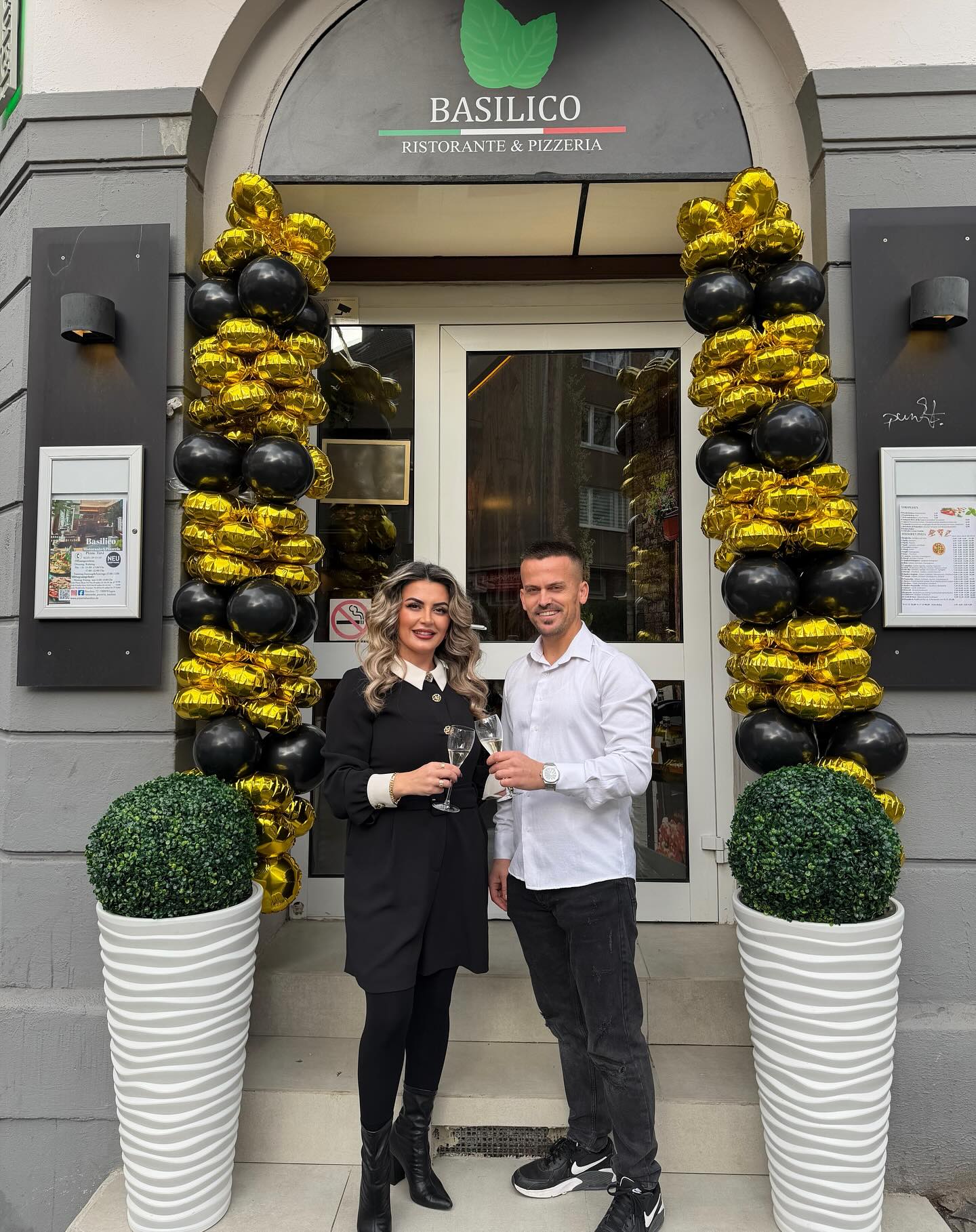 Eingang der Pizzeria Basilico zur Eroeffnung